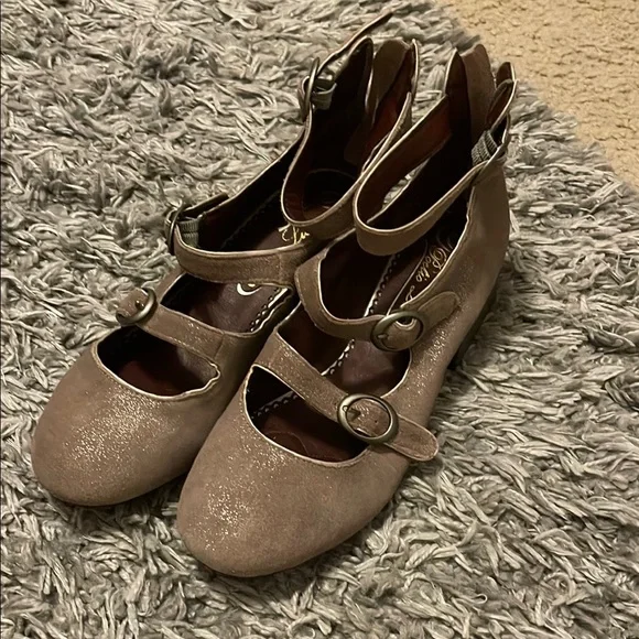 Poetic License Tan Flats with Classic Design - Picture 1 of 7